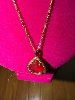 GORGEOUS KENDRA SCOTT GOLD TONE NECKLACE WITH A RED PENDANT GENTLY WORN EUC